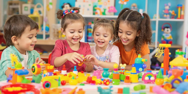 Kinder spielen mit kreativem Spielzeug zur Förderung der Fähigkeiten.