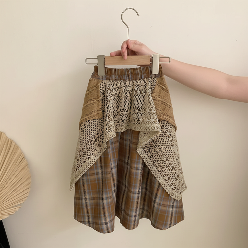 TinyTrends – Boho-Chic & Niedlich – Gehäkeltes Oberteil mit kariertem Rock