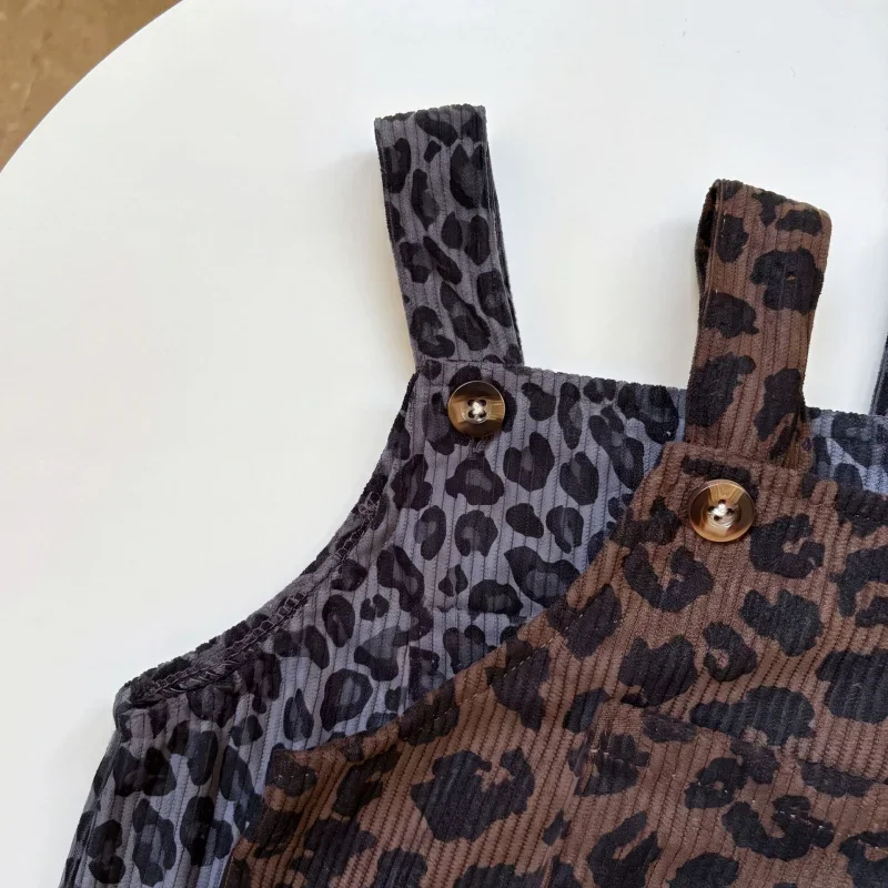 LeopardChic – Trendig & bequem – Latzhose für Mädchen mit Leopardenmuster