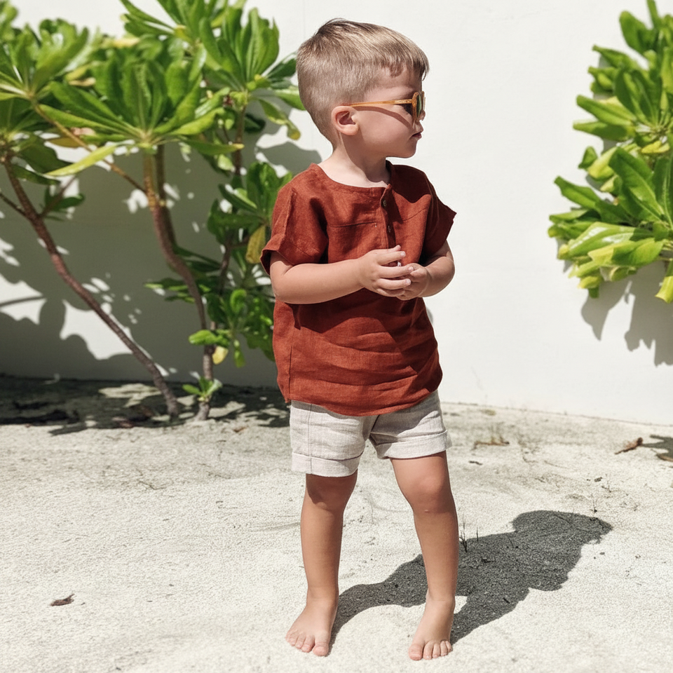LittleClassic – Elegant & bequem – Leinenhemd für Jungen mit Knopfdetail