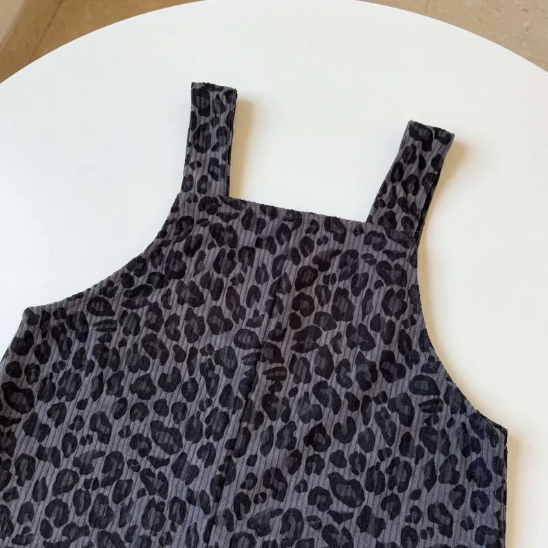 LeopardChic – Trendig & bequem – Latzhose für Mädchen mit Leopardenmuster