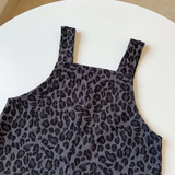 LeopardChic – Trendig & bequem – Latzhose für Mädchen mit Leopardenmuster