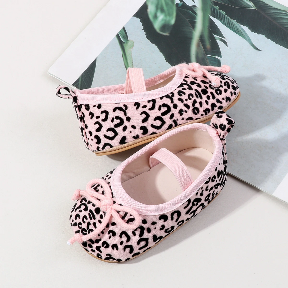 TinyStyle – Niedlich & elegant – Babyschuhe für Mädchen mit Leopardenmuster