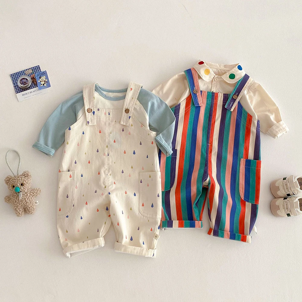 TinyStyle – Verspielt & bequem – Kinder-Latzhose mit Aufdruck