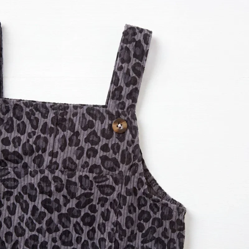 LeopardChic – Trendig & bequem – Latzhose für Mädchen mit Leopardenmuster