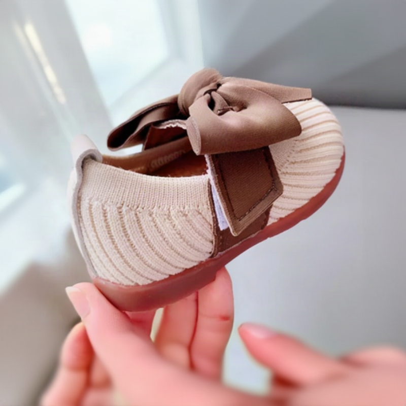 SweetBow – Niedlich & praktisch – Gestrickte Babyschuhe mit Schmetterlingsschleife