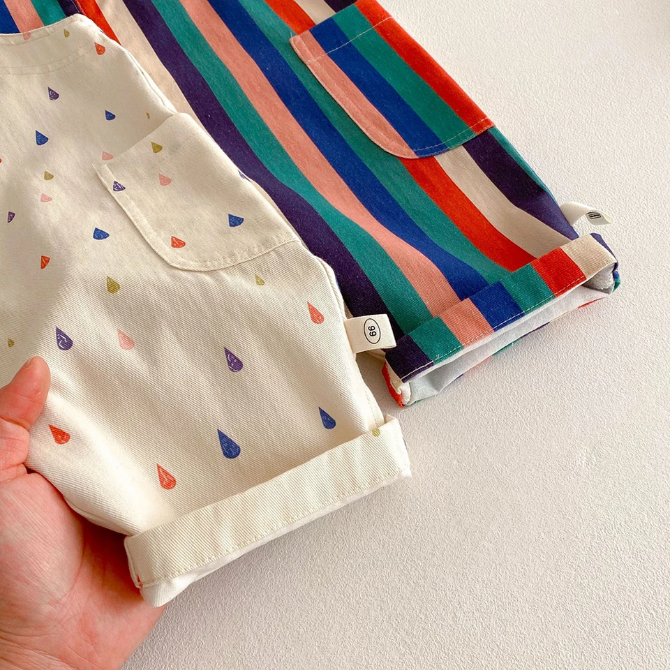 TinyStyle – Verspielt & bequem – Kinder-Latzhose mit Aufdruck