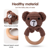 CuddleRattle – Weich & Verspielt – Gehäkelte Baby-Rassel mit Holzring