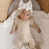 MiniAurora – Blødt & elegant – Strikket babydragt med englevinger og pandebånd