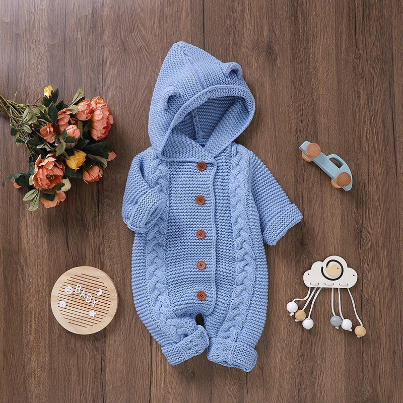 SoftKnit – Warm & niedlich – Gestrickter Baby-Strampler mit Kapuze