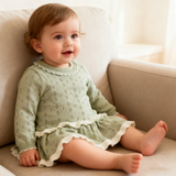 MiniBelle – Elegant & zart – Gestricktes Babykleid mit Rüschenverzierung