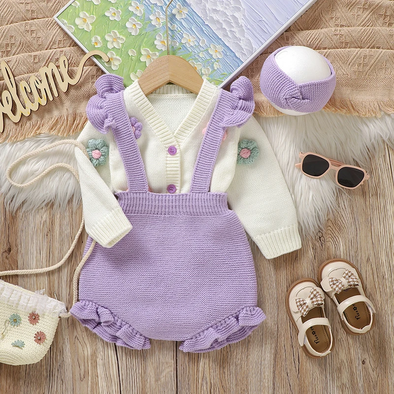 FloraKnit – Weich & niedlich – Baby-Outfit mit Strickjacke, Latzhose und Haarband