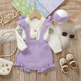 FloraKnit – Weich & niedlich – Baby-Outfit mit Strickjacke, Latzhose und Haarband