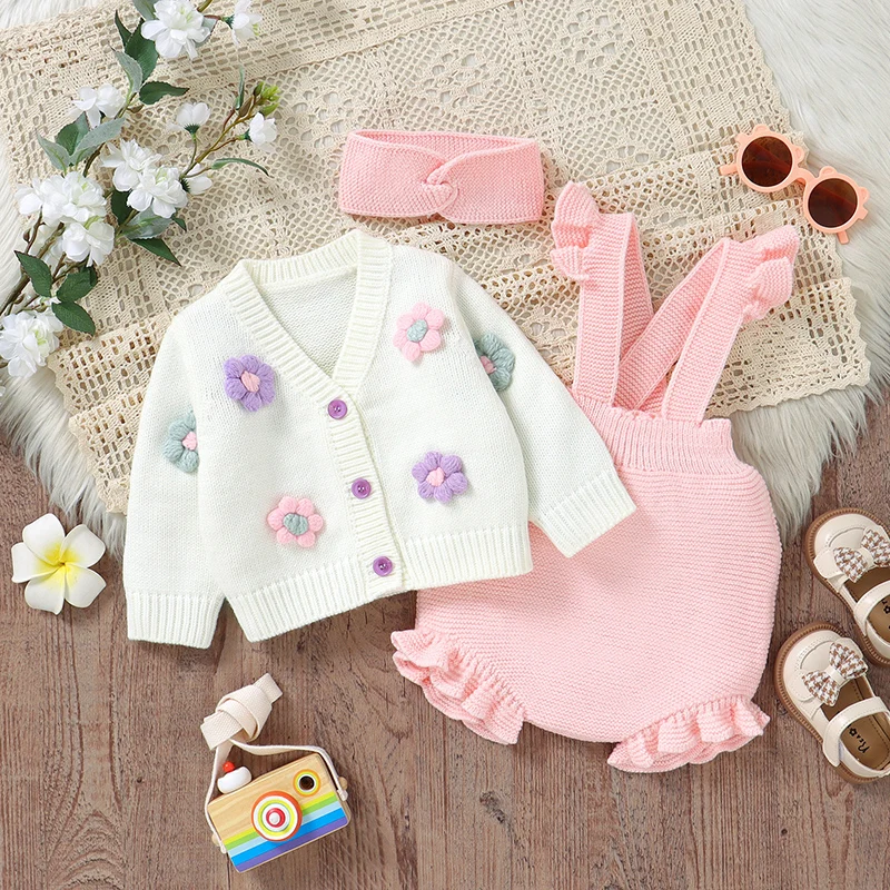 FloraKnit – Weich & niedlich – Baby-Outfit mit Strickjacke, Latzhose und Haarband