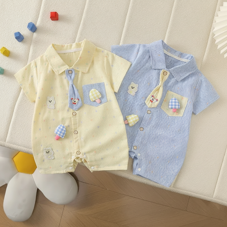 KiddoStyle – Niedlich & weich – Kinder-Jumpsuit mit Krawatte und Aufnäher