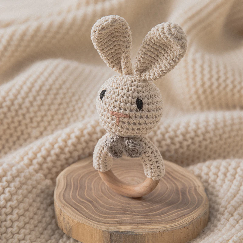 CuddleRattle – Weich & Verspielt – Gehäkelte Baby-Rassel mit Holzring