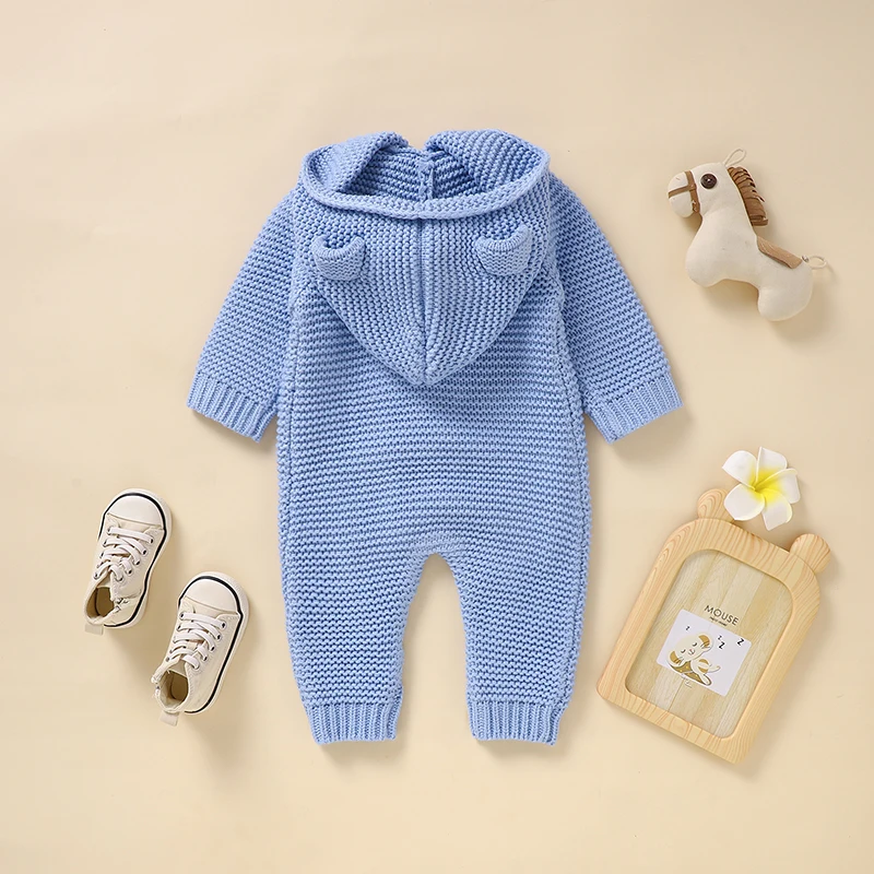 SoftKnit – Warm & niedlich – Gestrickter Baby-Strampler mit Kapuze