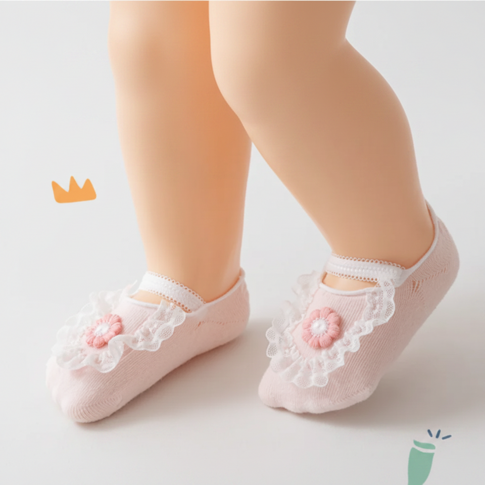 SweetFeet – Weich & niedlich – Babysocken mit Blumen und Spitze