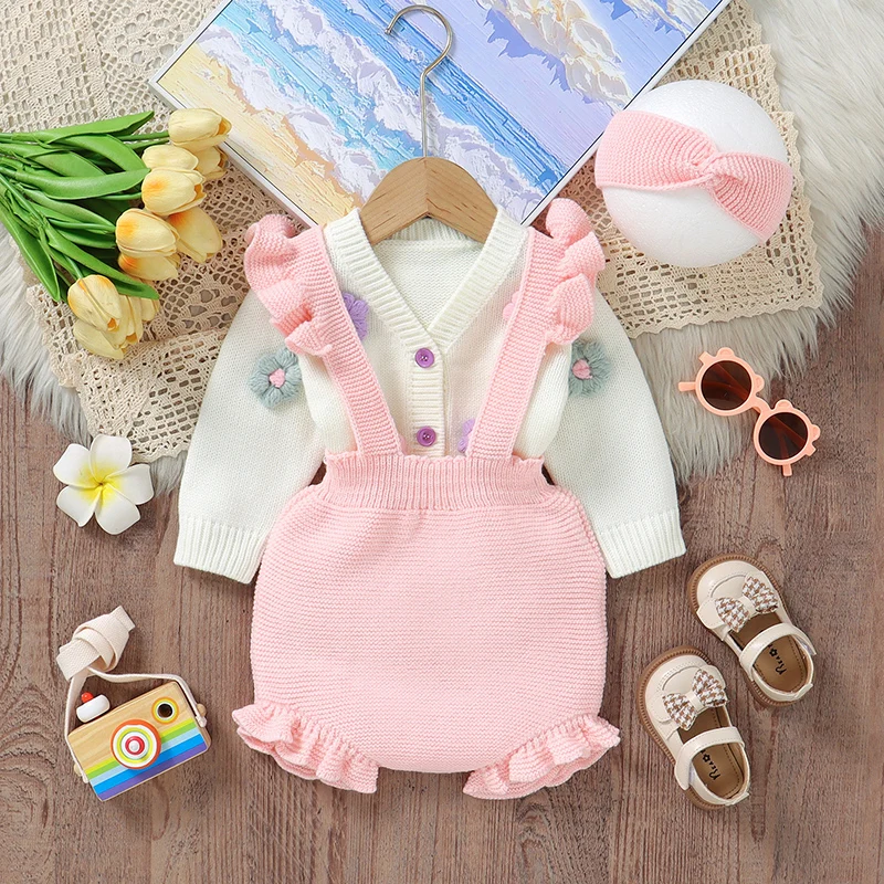 FloraKnit – Weich & niedlich – Baby-Outfit mit Strickjacke, Latzhose und Haarband