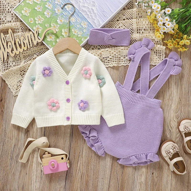 FloraKnit – Weich & niedlich – Baby-Outfit mit Strickjacke, Latzhose und Haarband