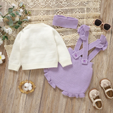 FloraKnit – Weich & niedlich – Baby-Outfit mit Strickjacke, Latzhose und Haarband