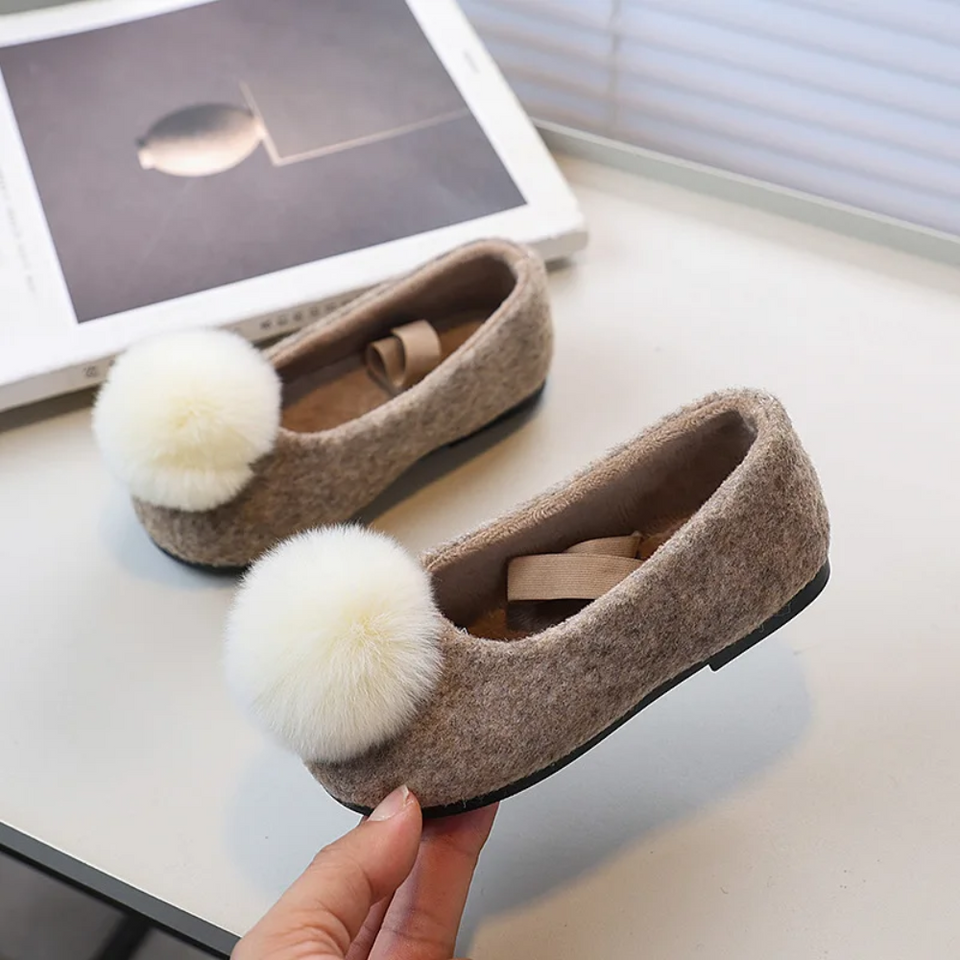 SoftSteps –  Warm & Weich – Mädchen-Schuhe mit Plüsch-Bommel
