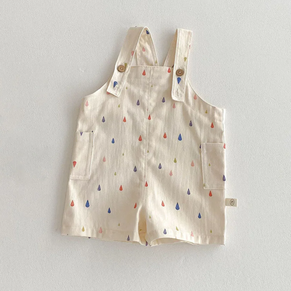 TinyStyle – Verspielt & bequem – Kinder-Latzhose mit Aufdruck