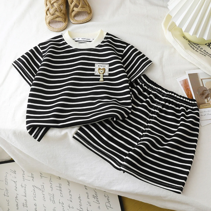 Kids Stripe Outfit – Trendy & bequem – Sommeroutfit für Kinder