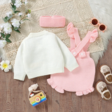 FloraKnit – Weich & niedlich – Baby-Outfit mit Strickjacke, Latzhose und Haarband