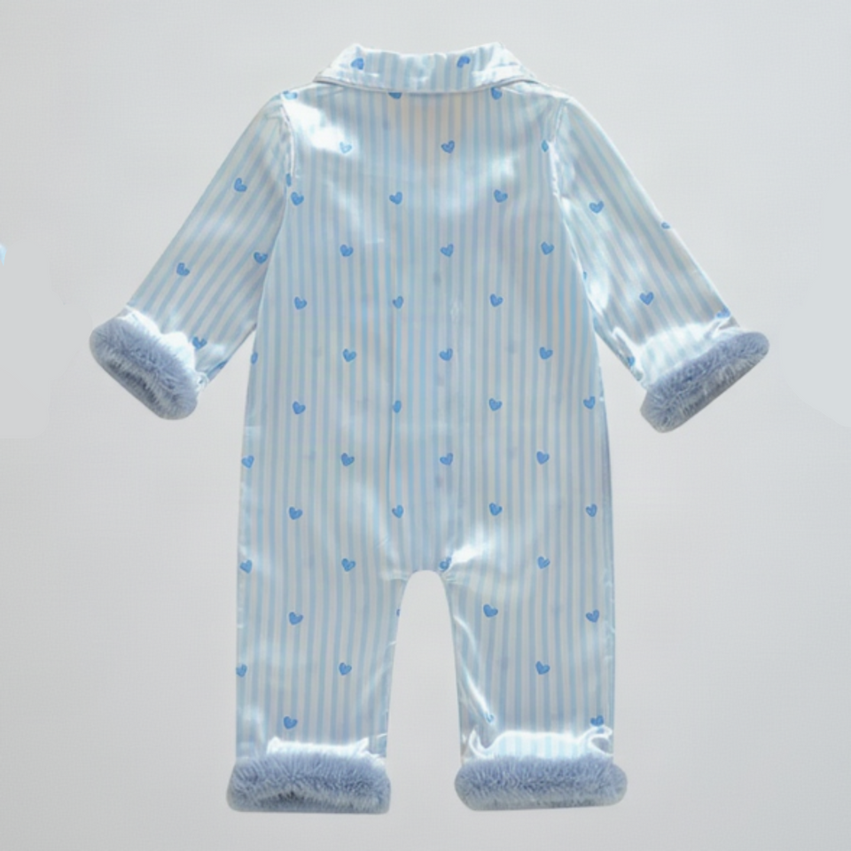 TinyLove – Weich & warm – Baby-Strampler mit Herzchenmuster und Plüschdetails