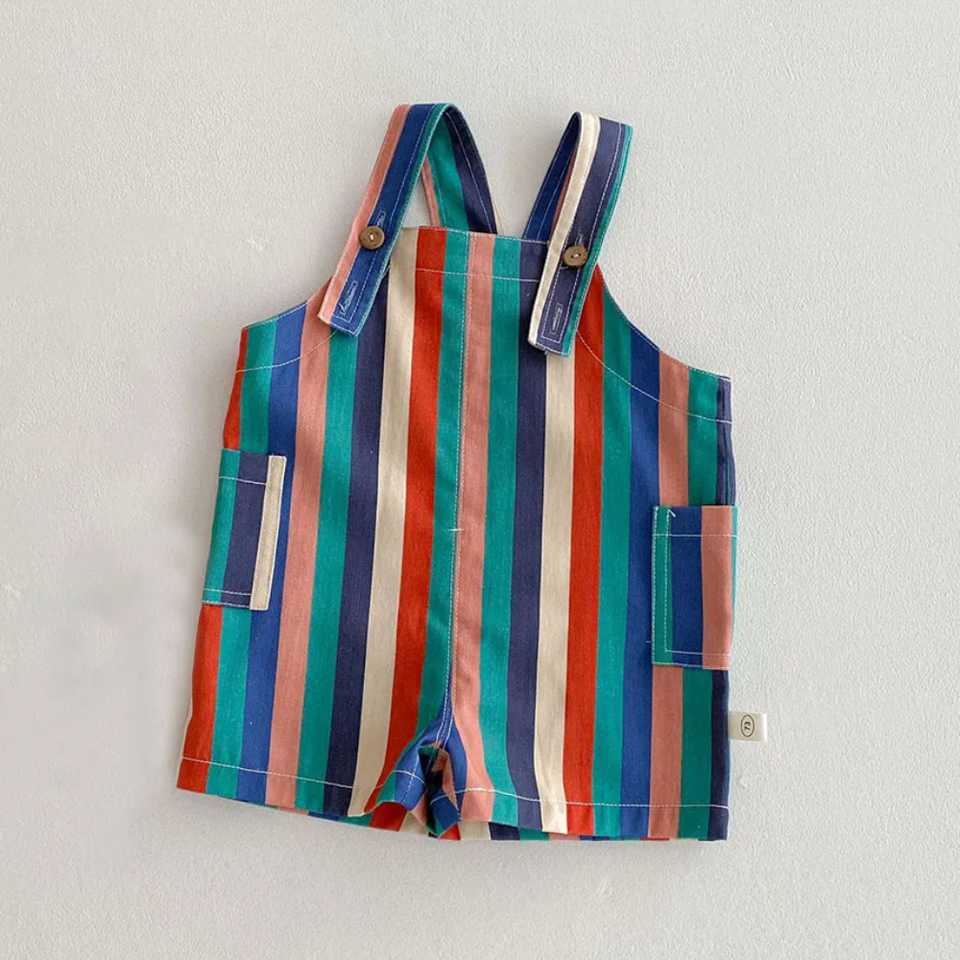 TinyStyle – Verspielt & bequem – Kinder-Latzhose mit Aufdruck