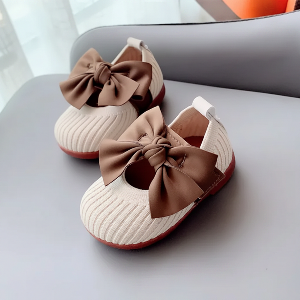 SweetBow – Niedlich & praktisch – Gestrickte Babyschuhe mit Schmetterlingsschleife