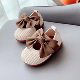 SweetBow – Niedlich & praktisch – Gestrickte Babyschuhe mit Schmetterlingsschleife