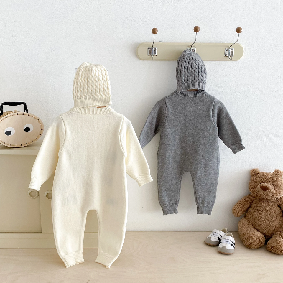 PlayfulKnit – Weich & niedlich – Gestrickter Baby-Strampler mit Hundemotiv