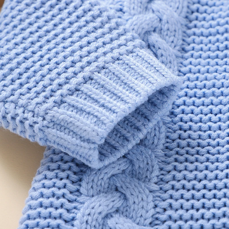 SoftKnit – Warm & niedlich – Gestrickter Baby-Strampler mit Kapuze