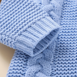 SoftKnit – Warm & niedlich – Gestrickter Baby-Strampler mit Kapuze