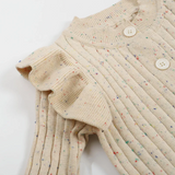 MiniAurora – Zart & elegant – Gestrickter Baby-Strampler mit Engelsflügeln und Stirnband