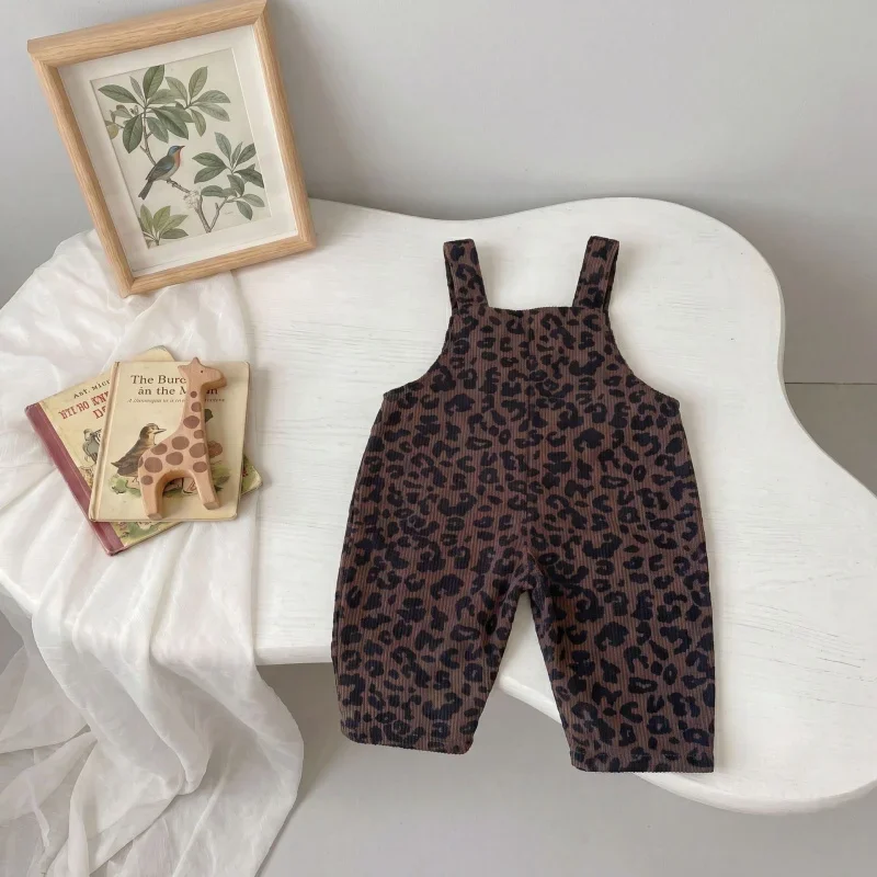 LeopardChic – Trendig & bequem – Latzhose für Mädchen mit Leopardenmuster