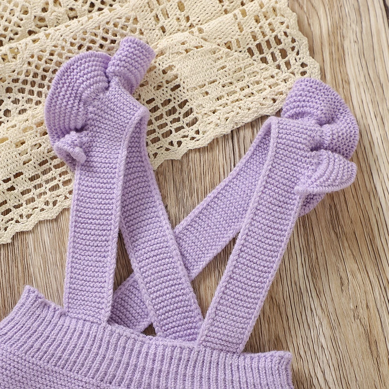 FloraKnit – Weich & niedlich – Baby-Outfit mit Strickjacke, Latzhose und Haarband
