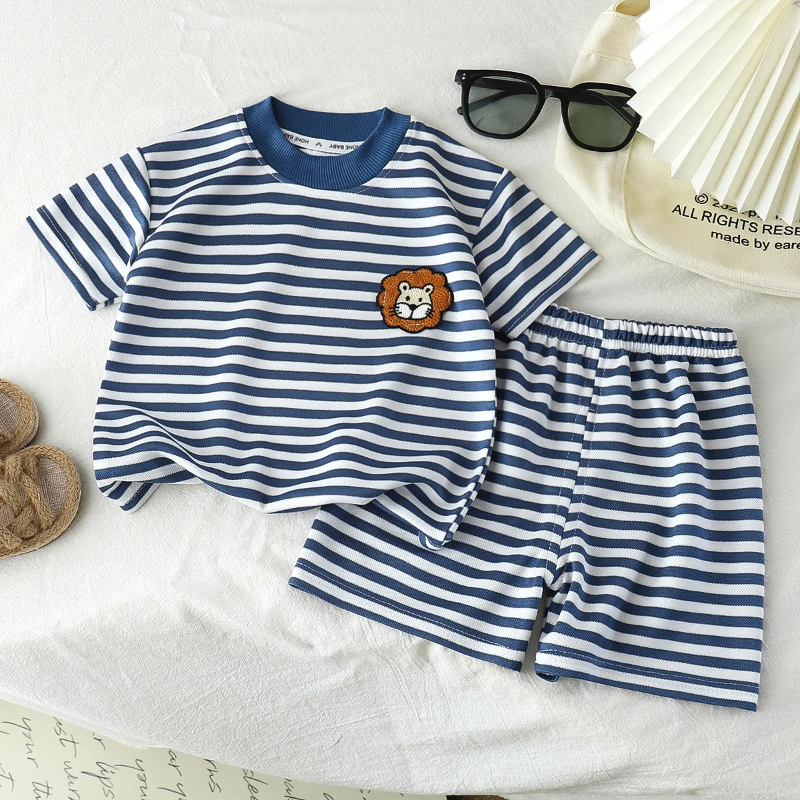 Kids Stripe Outfit – Trendy & bequem – Sommeroutfit für Kinder