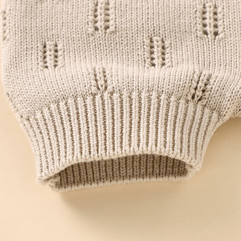 MiniCozy – Weich & bequem – Gestrickte Baby-Latzhose mit Mütze