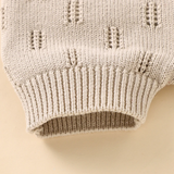 MiniCozy – Weich & bequem – Gestrickte Baby-Latzhose mit Mütze