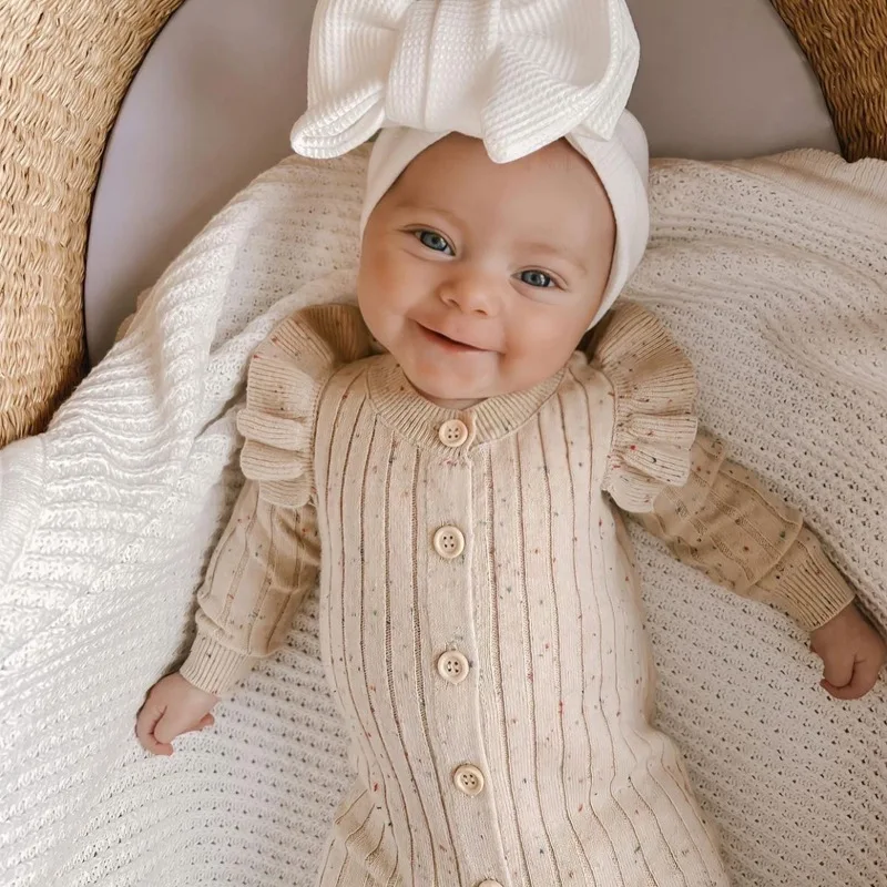 MiniAurora – Blødt & elegant – Strikket babydragt med englevinger og pandebånd