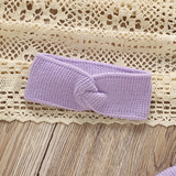 FloraKnit – Weich & niedlich – Baby-Outfit mit Strickjacke, Latzhose und Haarband