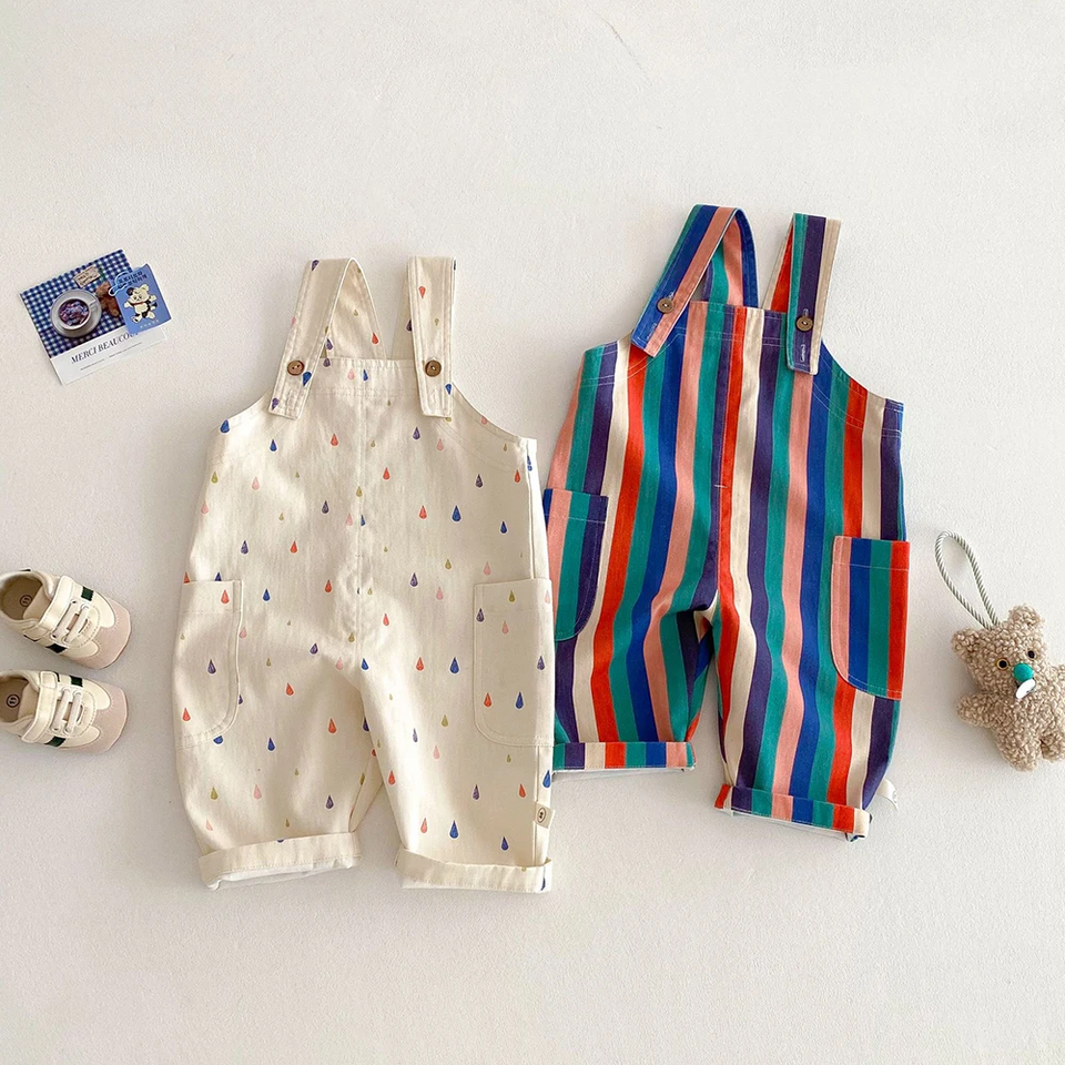 TinyStyle – Verspielt & bequem – Kinder-Latzhose mit Aufdruck