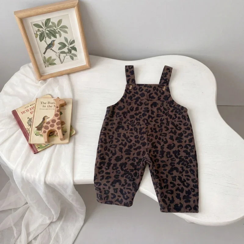 LeopardChic – Trendig & bequem – Latzhose für Mädchen mit Leopardenmuster