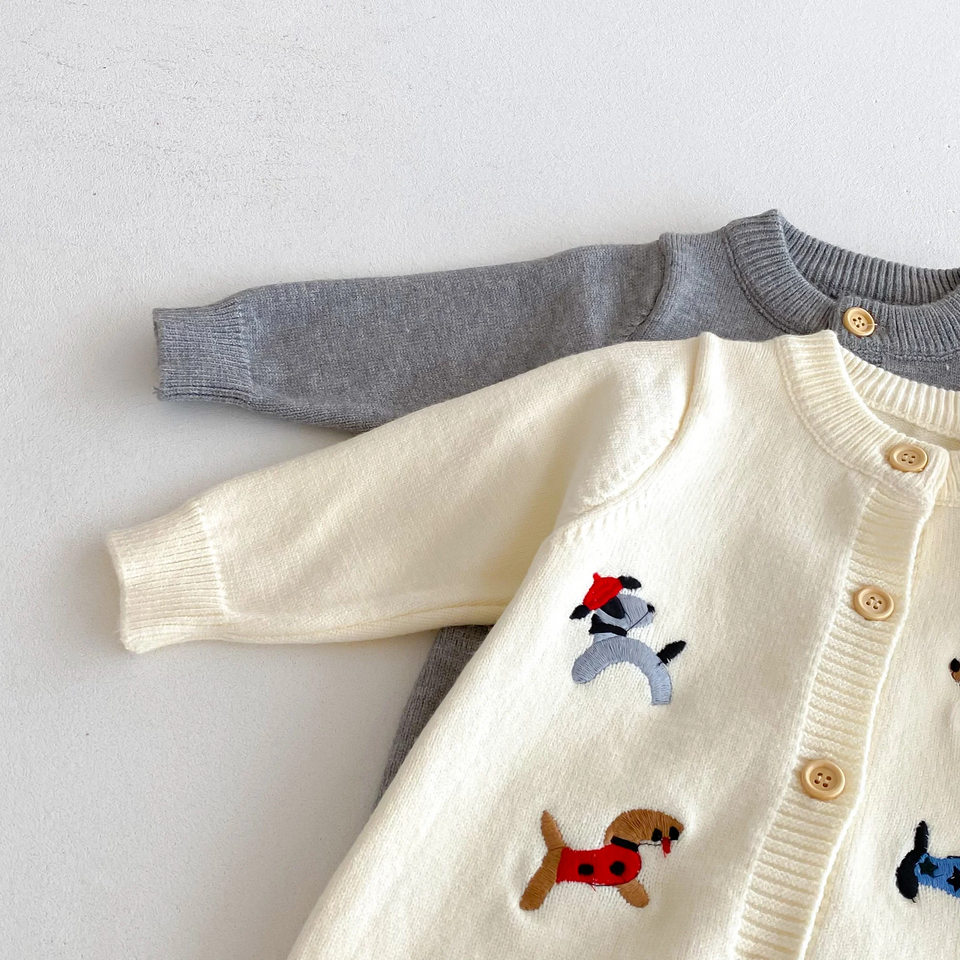 PlayfulKnit – Weich & niedlich – Gestrickter Baby-Strampler mit Hundemotiv