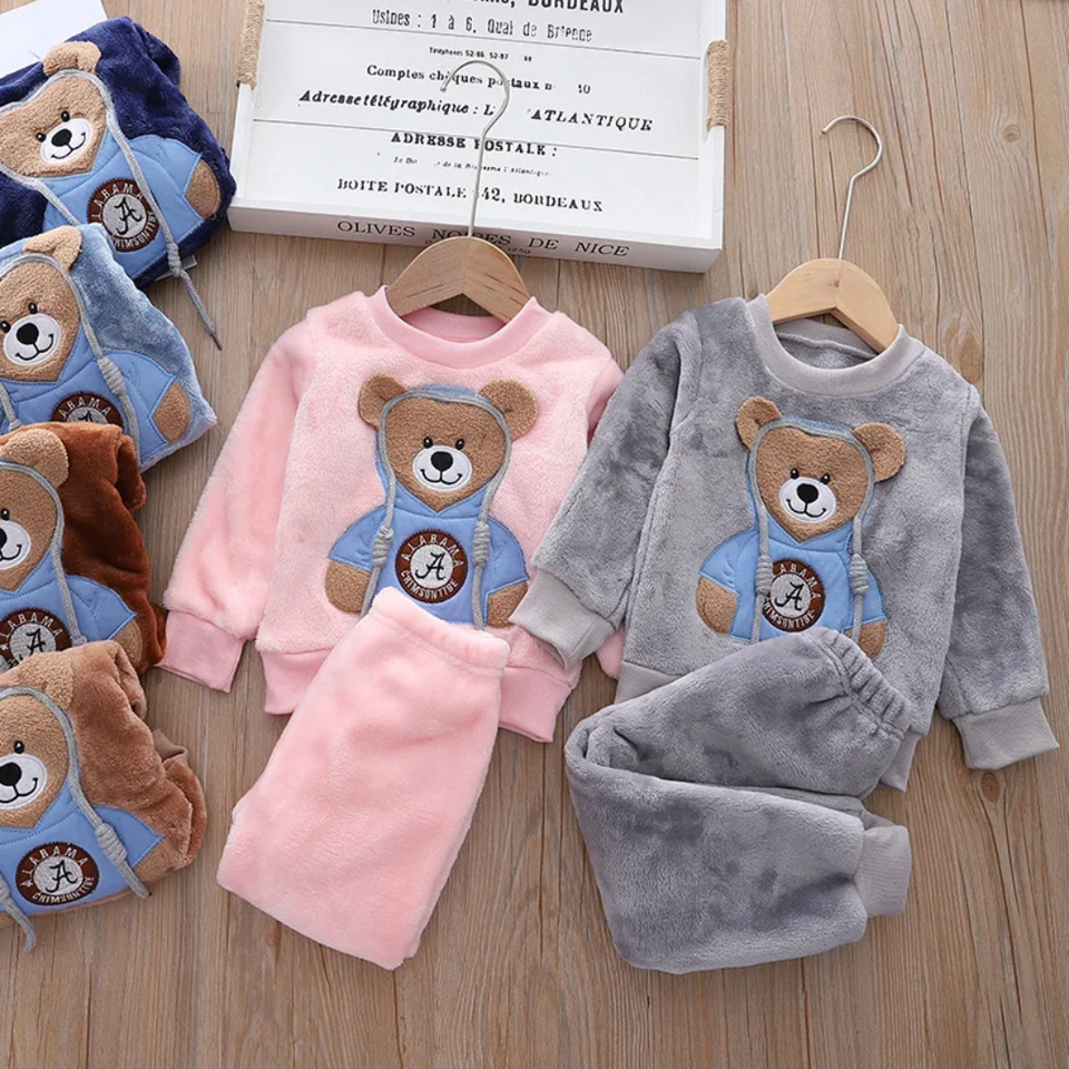 CozyBear – Warm & Weich – Kinder-Trainingsanzug mit Bärenmotiv