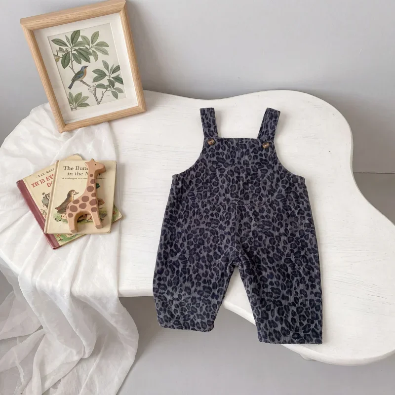 LeopardChic – Trendig & bequem – Latzhose für Mädchen mit Leopardenmuster