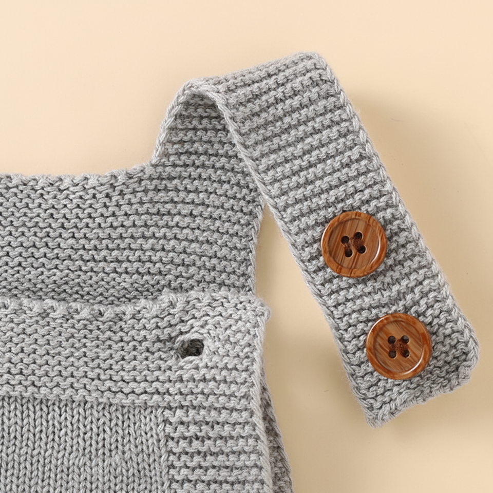 MiniCozy – Weich & bequem – Gestrickte Baby-Latzhose mit Mütze